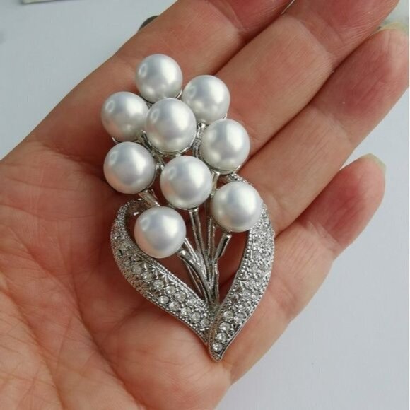 DELUXE White Pearl Crystal bouquet Brooch Pin in silver - Picture 5 of 7